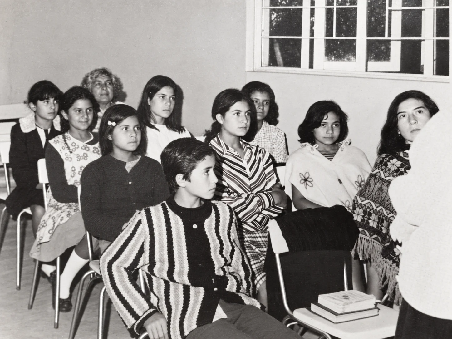 Fotografía histórica de integrantes de la congregación reunidos en el templo