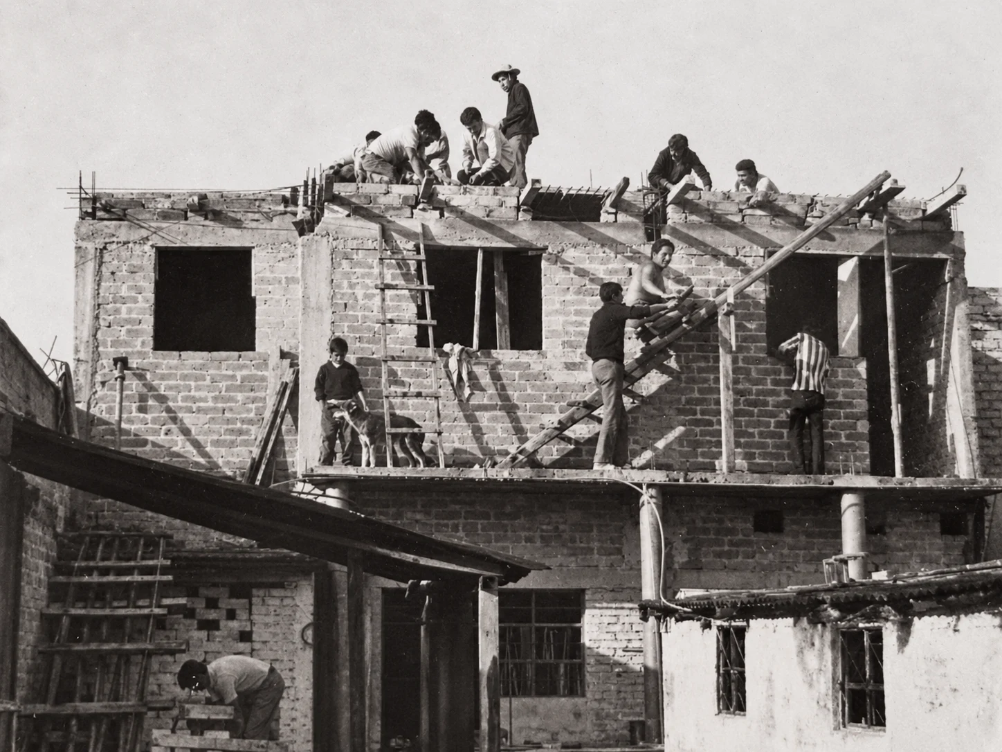 Fotografía histórica de la comunidad trabajando en la construcción del templo